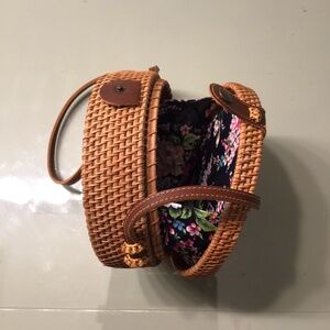 Round rattan bag with leather strap